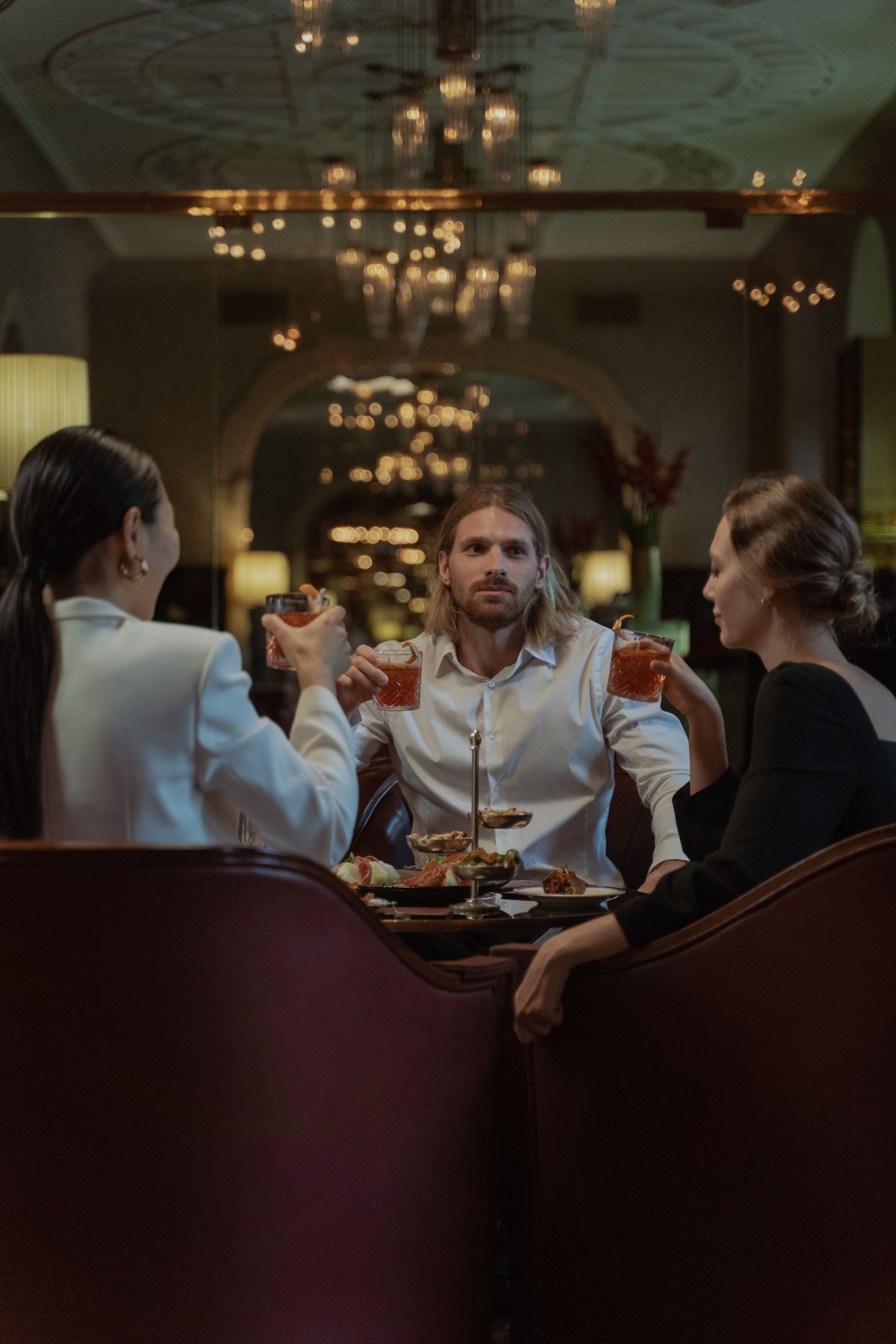 Des amis trinquent dans un restaurant chic.