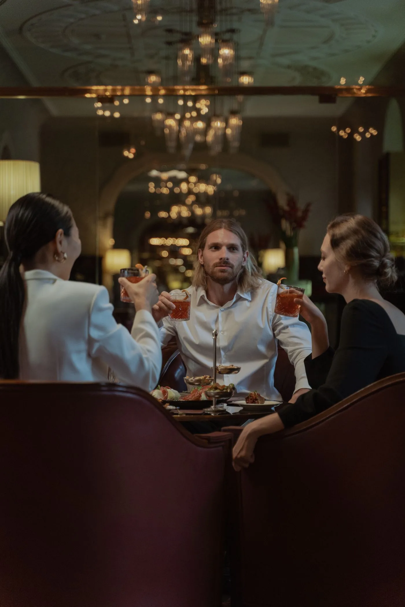 Des amis trinquent dans un restaurant chic.