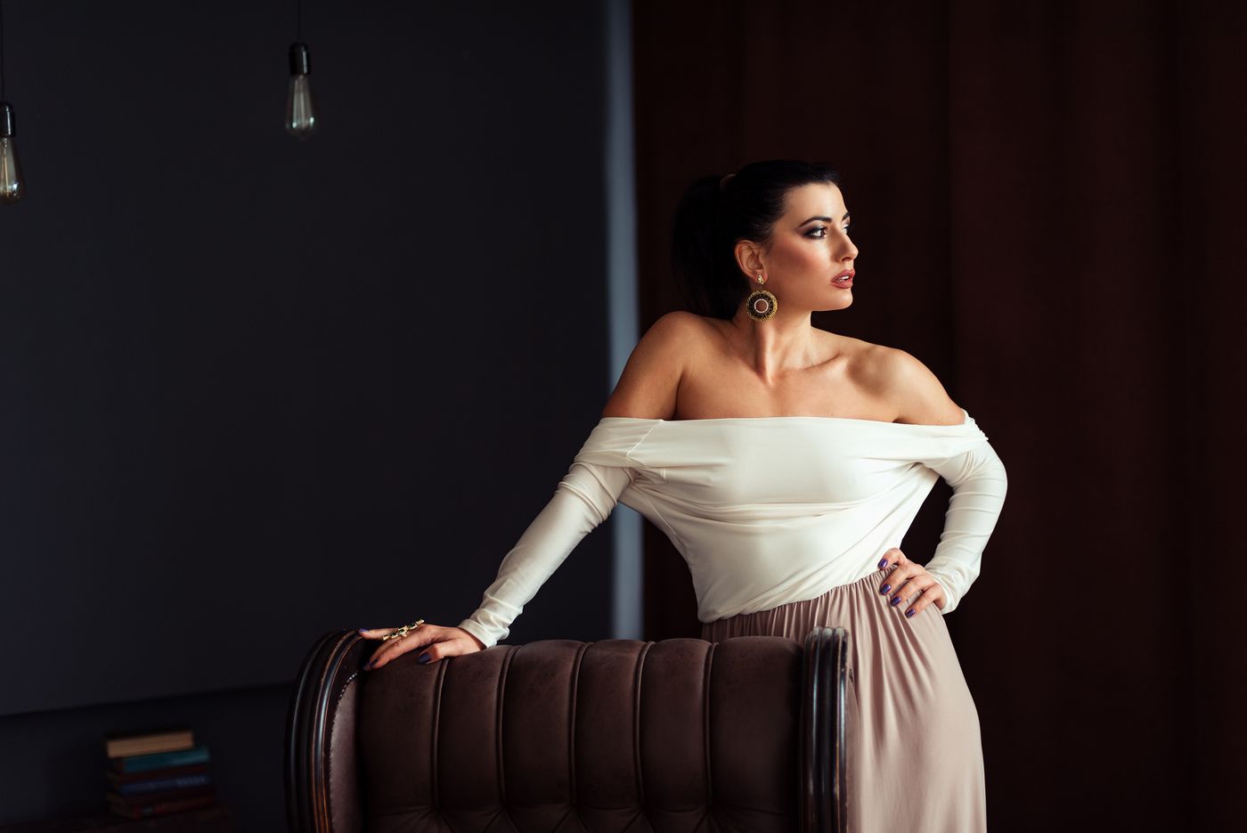 Une femme élégante en robe blanche avant le dîner.